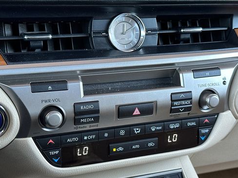 Used 2013 Lexus ES 300h w/ Luxury Pkg image 24