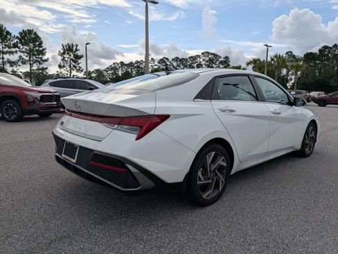 Used 2025 Hyundai Elantra SEL FWD image 4