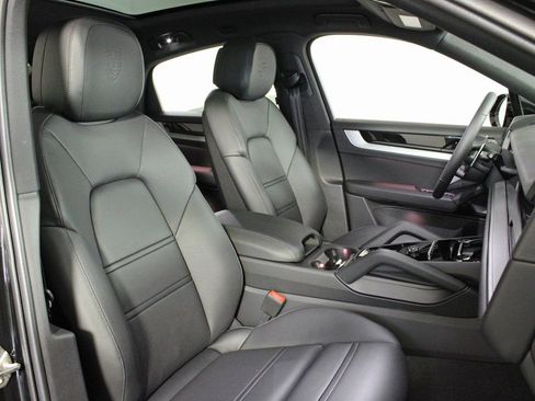 Certified 2025 Porsche Cayenne Coupe image 37