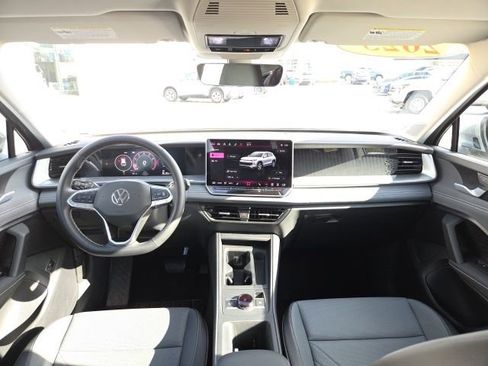 Used 2025 Volkswagen Tiguan SE AWD/4WD image 20