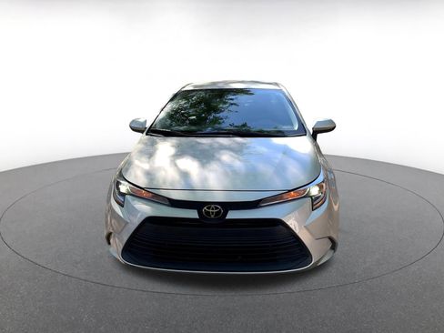 Used 2025 Toyota Corolla LE image 2
