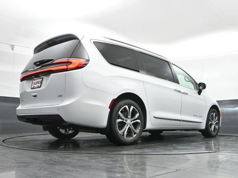 New 2026 Chrysler Pacifica Pinnacle w/ Trailer Tow Group AWD/4WD image 39
