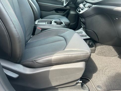 New 2027 Chrysler Pacifica Select AWD/4WD image 18