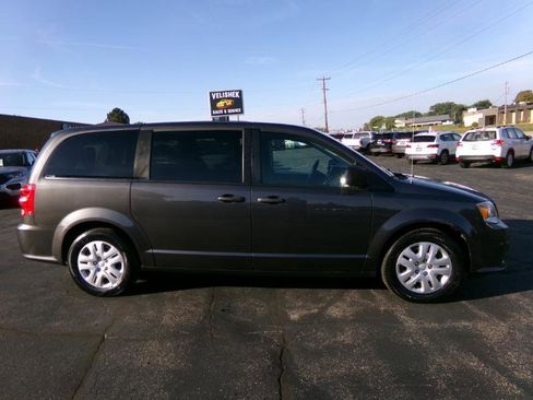 Used 2019 Dodge Grand Caravan SE w/ UConnect Hands-Free Group FWD image 2
