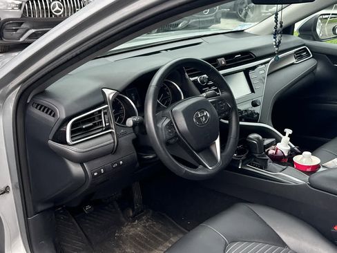 Used 2018 Toyota Camry SE FWD image 2