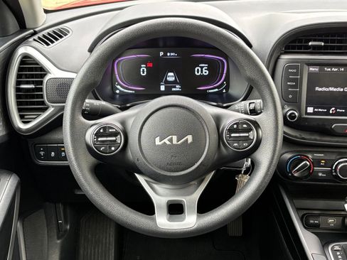 Used 2025 Kia Soul LX w/ LX Technology Package FWD image 28
