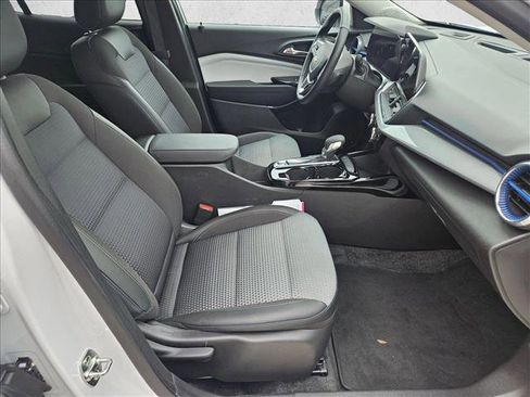 Used 2025 Chevrolet Trax LT w/ LT Convenience Package FWD image 20