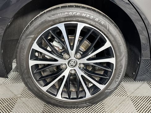 Used 2019 Toyota Camry SE image 32