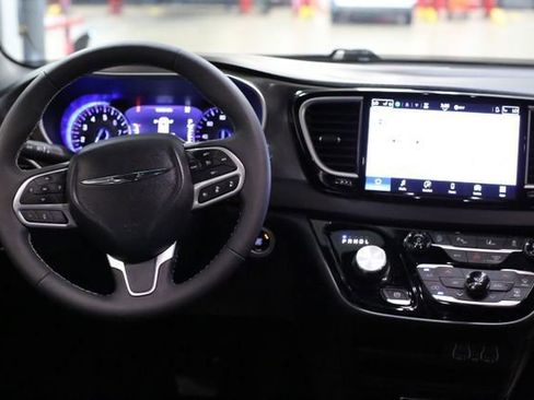 Used 2025 Chrysler Pacifica Select image 30