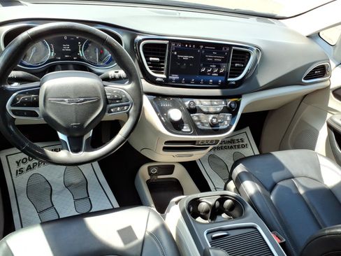 Used 2024 Chrysler Pacifica Touring-L FWD image 11