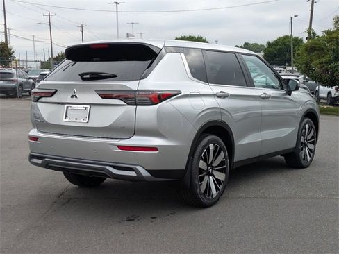 New 2025 Mitsubishi Outlander SE image 3