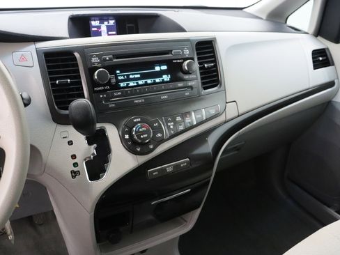 Used 2014 Toyota Sienna LE FWD image 16