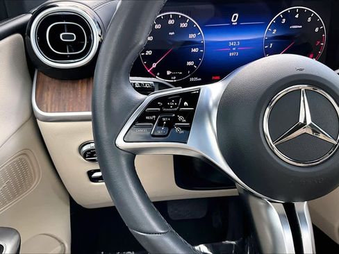 Used 2025 Mercedes-Benz GLC 300 image 21