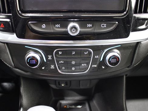 Used 2023 Chevrolet Traverse LT FWD image 17