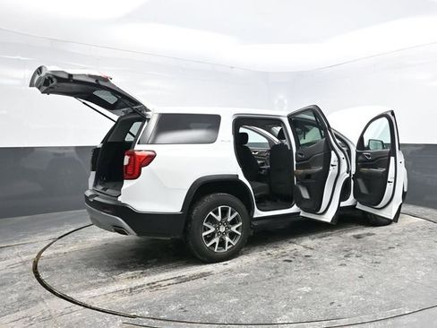 Used 2023 GMC Acadia SLE image 40