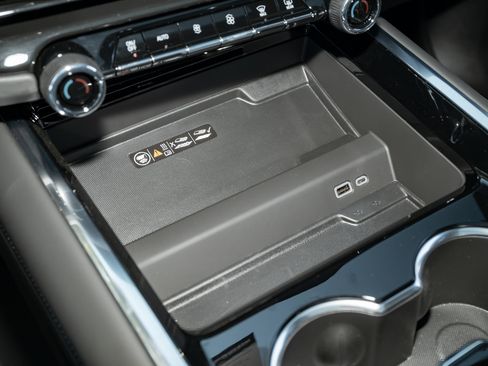 New 2025 Chevrolet Suburban Premier image 34