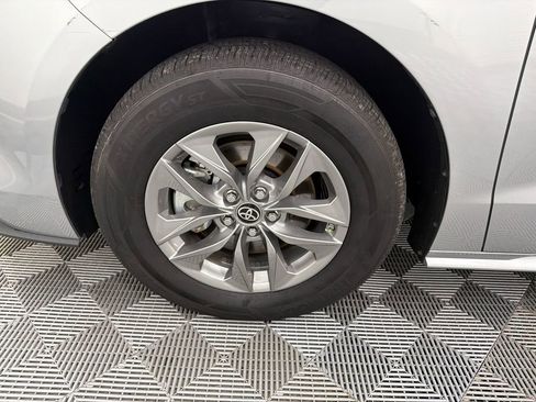 Used 2024 Toyota Sienna XLE image 12