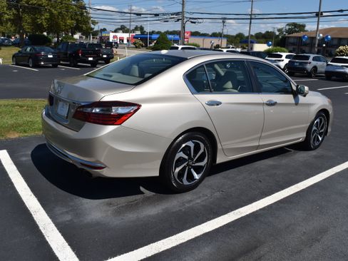 Certified 2017 Honda Accord EX image 3