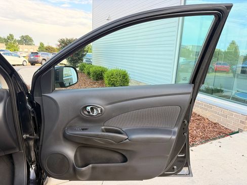 Used 2014 Nissan Versa SV FWD image 19