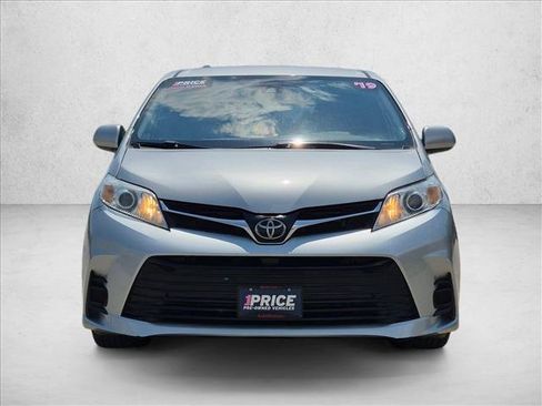 Used 2019 Toyota Sienna LE FWD image 2