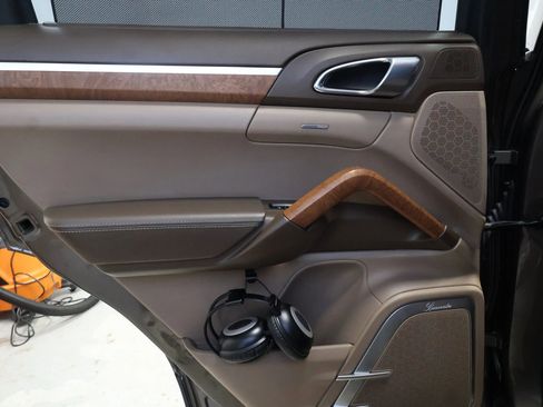 Used 2012 Porsche Cayenne Turbo w/ Sport Pkg image 30