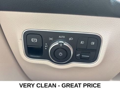 Used 2023 Mercedes-Benz GLB 250 4MATIC w/ Premium Package image 7