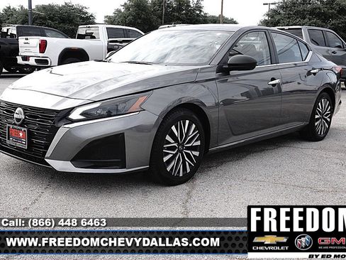 Used 2024 Nissan Altima 2.5 SV FWD image 3