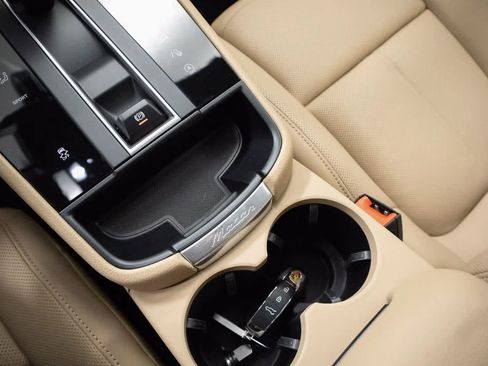 Certified 2025 Porsche Macan AWD/4WD image 30