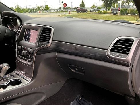 Used 2019 Jeep Grand Cherokee Laredo AWD/4WD image 24