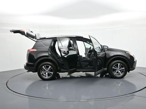 Used 2018 Toyota RAV4 XLE AWD/4WD image 32