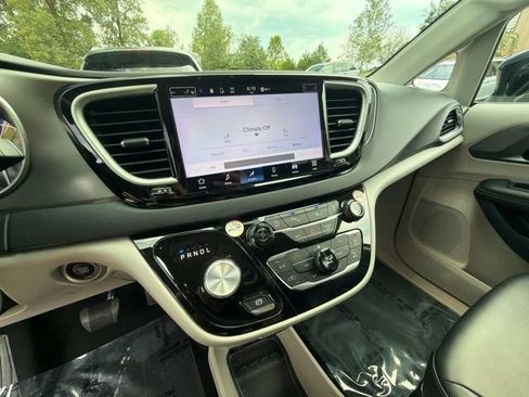 Used 2024 Chrysler Pacifica Touring-L FWD image 18