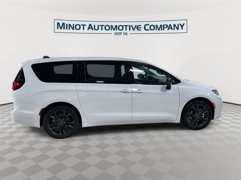 New 2026 Chrysler Pacifica Select image 9