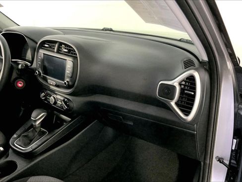 Used 2025 Kia Soul LX w/ LX Technology Package FWD image 16