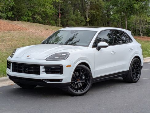 Certified 2025 Porsche Cayenne AWD/4WD image 1