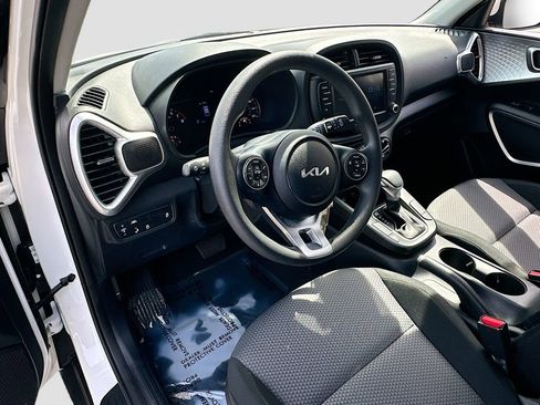 Certified 2022 Kia Soul LX w/ Technology Package FWD image 9