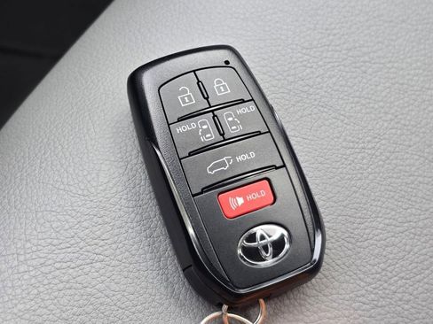 New 2026 Toyota Sienna XLE image 33