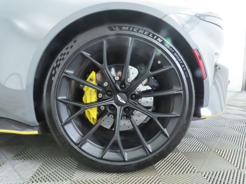 Used 2025 Aston Martin V8 Vantage Coupe image 27