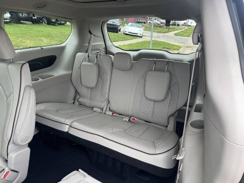 Used 2017 Chrysler Pacifica Limited FWD image 10