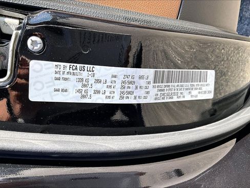 Used 2018 Chrysler Pacifica Limited w/ Tire & Wheel Group FWD image 35
