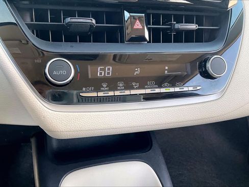 Used 2025 Toyota Corolla LE image 32