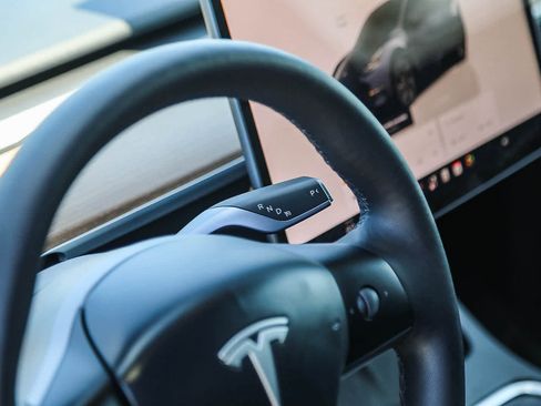 Used 2025 Tesla Model Y Long Range RWD image 18