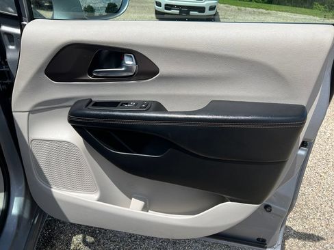Used 2019 Chrysler Pacifica Touring Plus w/ Cold Weather Group FWD image 13