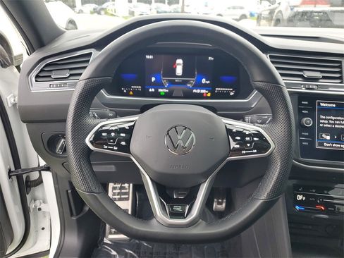Used 2022 Volkswagen Tiguan SE R-Line image 23