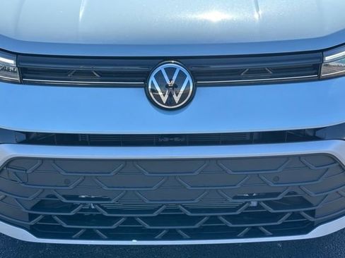 New 2026 Volkswagen Taos SE image 8