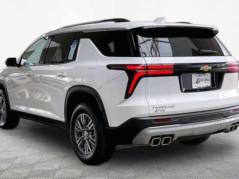 Used 2024 Chevrolet Traverse LT image 4