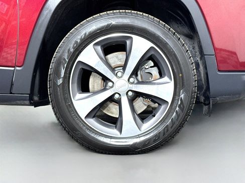 Used 2019 Jeep Cherokee Limited AWD/4WD image 50