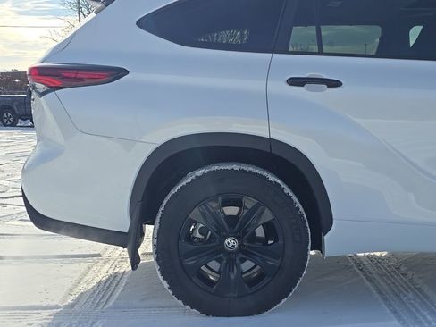 Certified 2025 Toyota Highlander XLE image 10