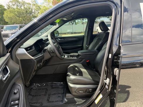 Certified 2025 Jeep Grand Cherokee L Laredo AWD/4WD image 16