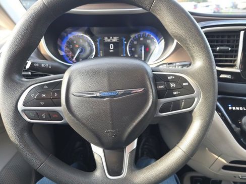 Used 2017 Chrysler Pacifica Touring image 16