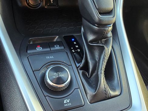 Used 2022 Toyota RAV4 XLE image 24